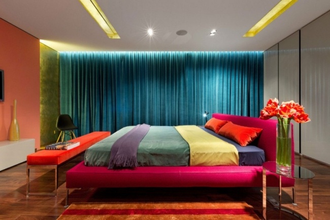 schlafzimmer-bunt gestalten farben strahlend dielenboden gardinen