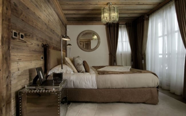 schlafzimmer-chalet-holz wand deckenverkleidung kronleuchter nachttisch