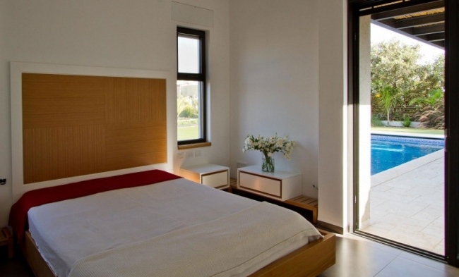schlafzimmer-design schlicht-holz paneel deko pool