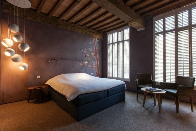 schlafzimmer-designer einrichtungsideen teppichboden holzdecke pendelleuchten-lila-wand