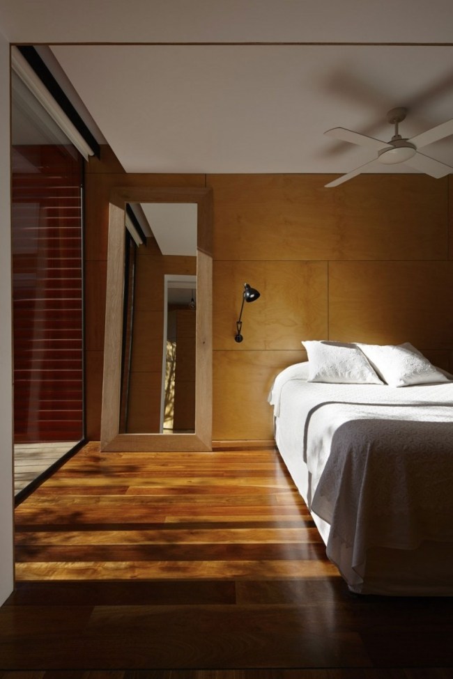schlafzimmer-dielenboden wand holz paneele freistehender spiegel rechteckig