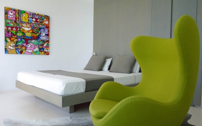 schlafzimmer-frische farben akzente grüner relaxsessel graues bett