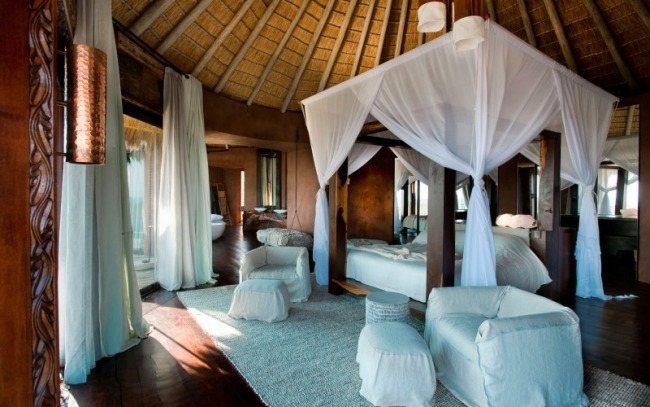 schlafzimmer-himmelbett bambus dach exotisches ambiente