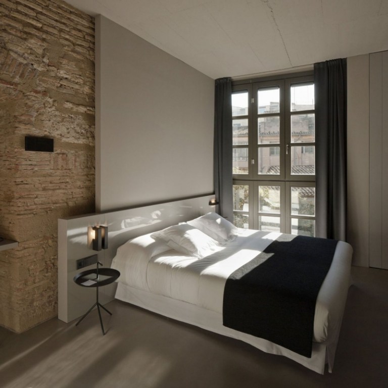 schlafzimmer-idee-modern-design-albau-sprossenfenster-weiss-backsteinwand-tageslich-nachttisch