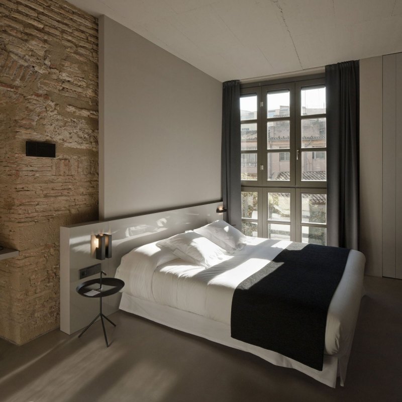 schlafzimmer-idee-modern-design-albau-sprossenfenster-weiss-backsteinwand-tageslich-nachttisch