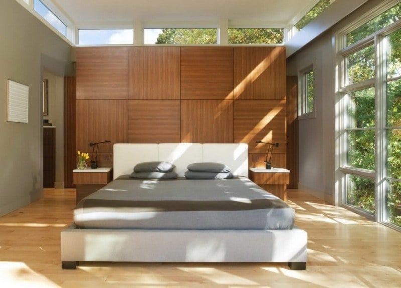 schlafzimmer-idee-modern-design-bett-gross-fenster-tageslicht-raumteiler-holz