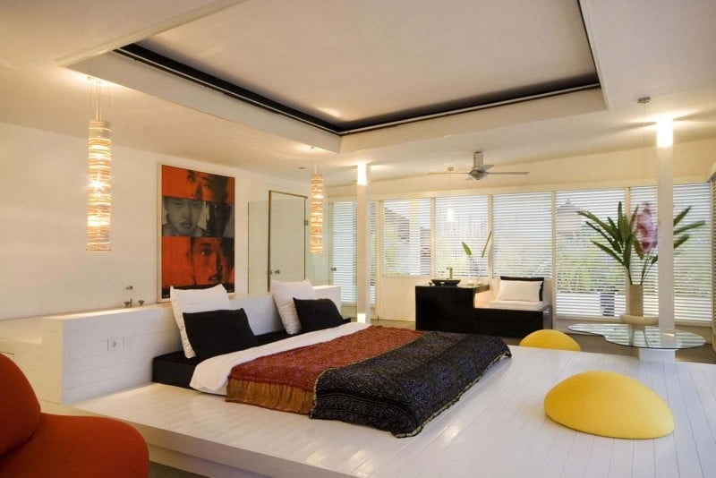 schlafzimmer-idee-modern-design-gross-weiss-bett-fundament-licht-leuchten-schalosien