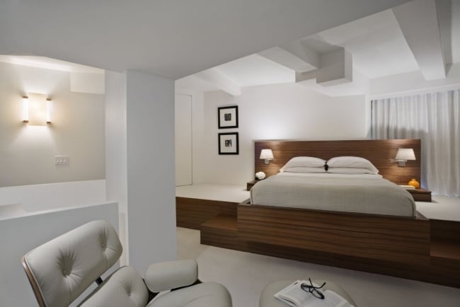 schlafzimmer-ideen designer einrichten holz rahmen bett weiß relaxsessel