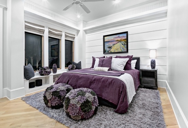 schlafzimmer lila fenster sitzbank shaggy teppich grau hocker