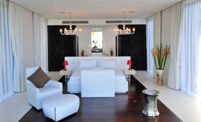 schlafzimmer-luxus kronleuchter schwarze kleiderschränke holz boden
