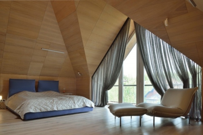 schlafzimmer-modern dachboden holz paneele satteldach relaxsessel gardinen