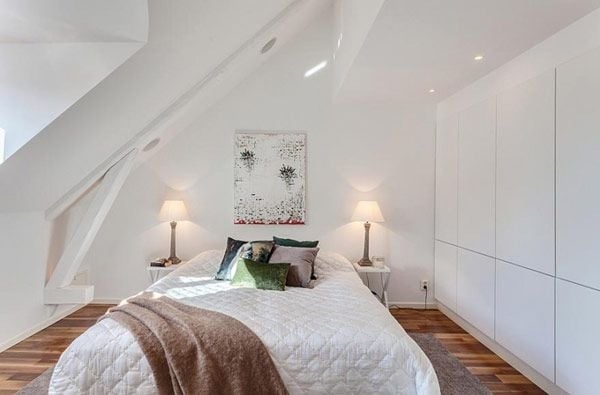 schlafzimmer weiß-einbau kleiderschrank dachschräge-tischlampe