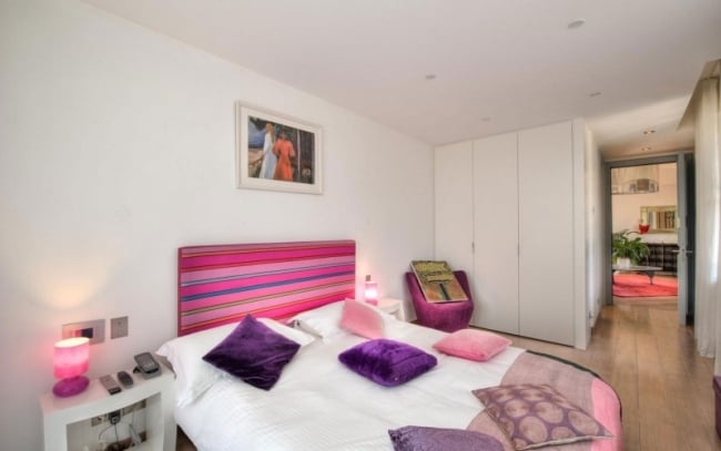 schlafzimmer-wohnideen frauen farben lila pink weißer kleiderschrank