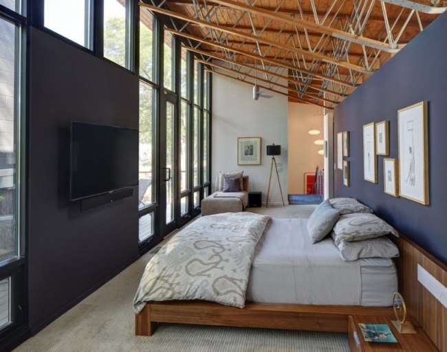 schmales schlafzimmer-dachschräge tv wand holz bett blaue akzentwand