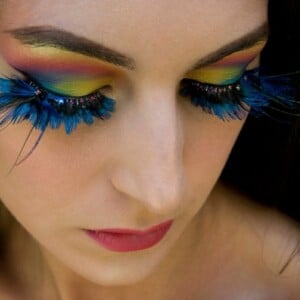 schminken für fasching kuenstlich wimpern blau federn exotisch look