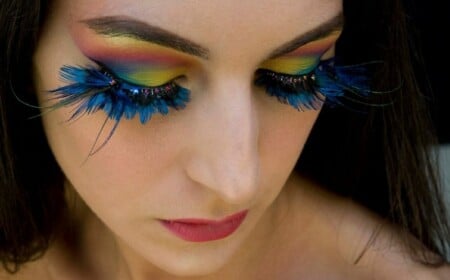 schminken für fasching kuenstlich wimpern blau federn exotisch look