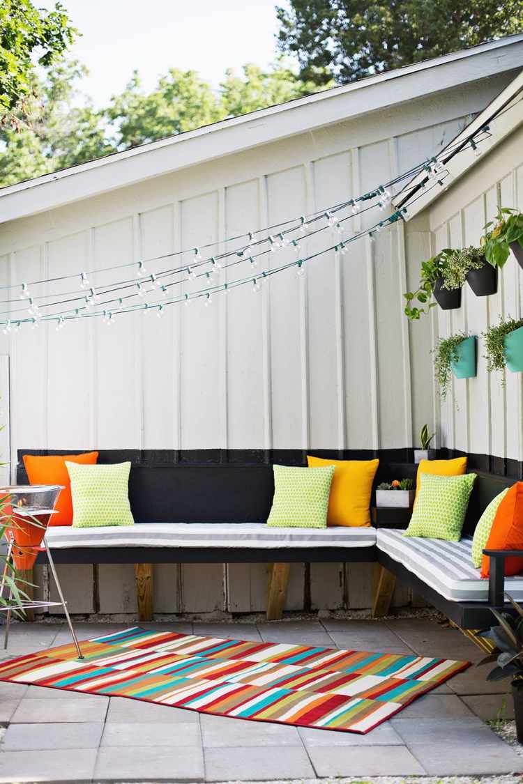sitzecke-garten-terrasse-modern-lichterkette-farbe-kissen-teppich