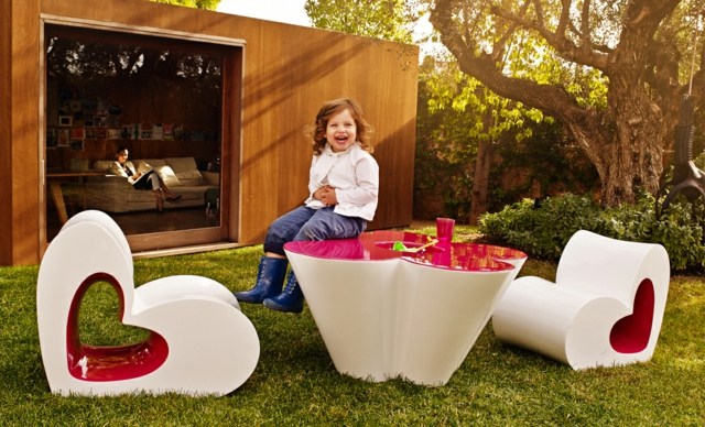 Gartentisch Möbel Design Herzform süß weiß rosa Kunststoff