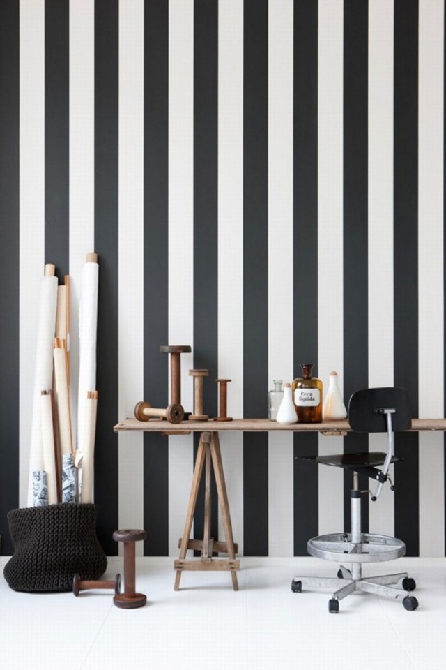 gestreifte Tapeten-schwarz-weiß Holz Tisch Stuhl rollbar