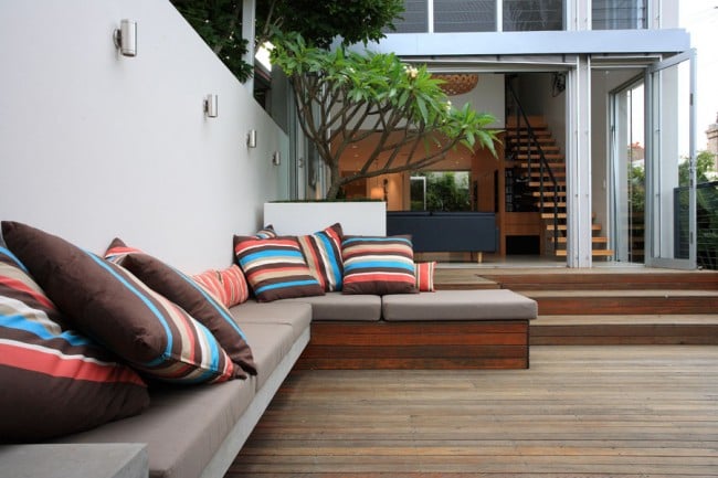 terrasse garten-innenhof sofa sitzkissen holz boden wandleuchten