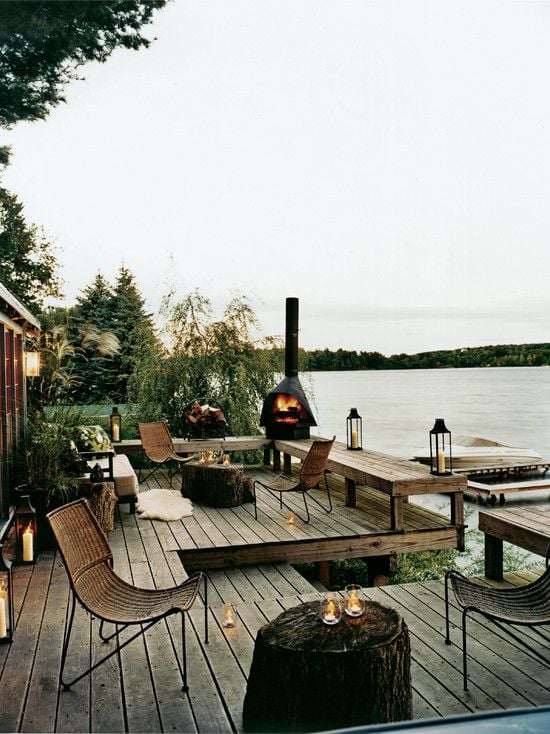 terrasse holz relax stühle baumstamm beistelltisch kerzenhalter