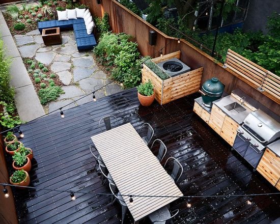 terrasse innenhof gestaltung holz dielen steinplatten outdoor küche esstisch