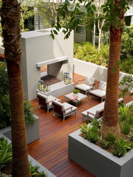 terrassen-ideen garten dielenboden lounge bereich kamin palmen