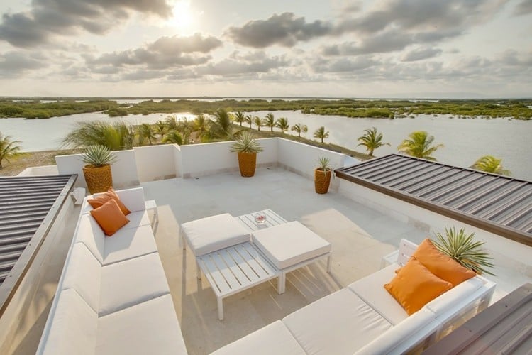 terrassen-ideen modern stil weiss couch orange dekokissen dachterrasse