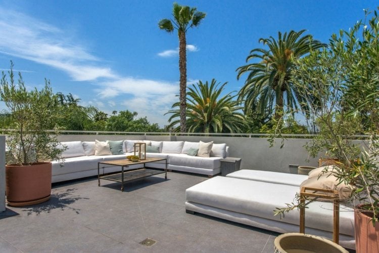 terrassen-ideen weiss moebel palmen couchtisch tagesbett