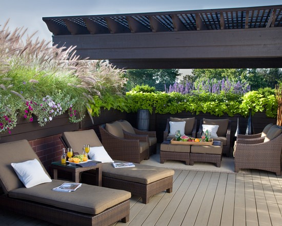terrassengestaltung idee sonnenliegen lounge möbel rattan überdachung sichtschutz-pflanzen