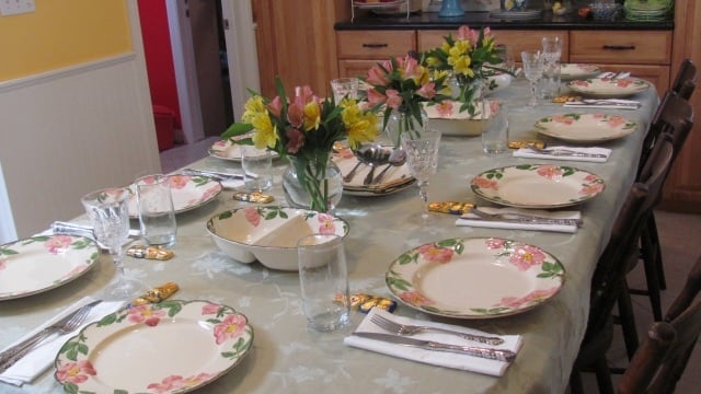  Tischdeko Ideen zu Ostern frühling teller blumen muster kleine blumenstrauße