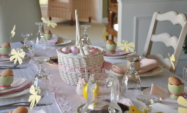 Tischdeko zu Ostern selber machen korb eier zart rosa farbe eierbecher schmetterlinge