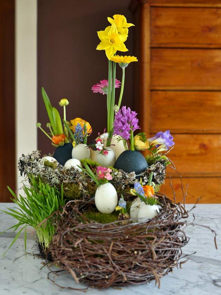 Tischdeko zu Ostern selber machen nest-eiervasen-schnittblumen-moos
