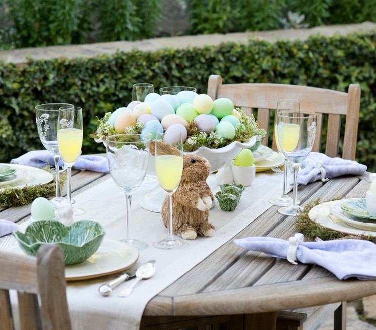 Tischdeko zu Ostern selber machen schuessel-fuss-moos-ostereier-pastellfarben