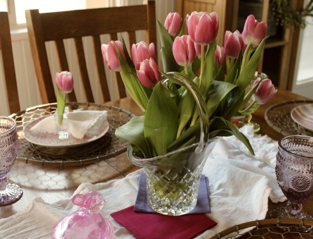 tischdeko zu ostern ideen tischset rosa tulpen glas vase korb form