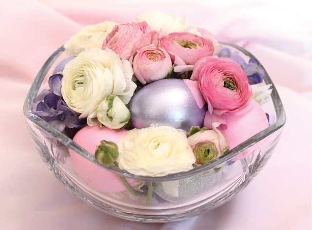 Deko-Ideen für den Ostertisch selber machen pfingstrosen weiß rosa lila hortensien eier glas-schuessel