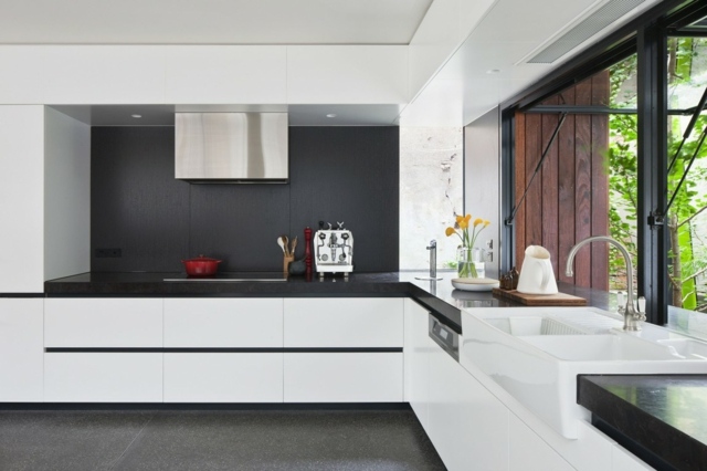 grifflose Küchenschränke minimalistische Optik schwarze Rückwand