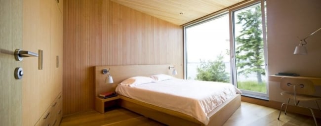 schlafzimmer-holz-verkleidung wandleuchten verglasung schreibtisch