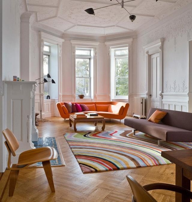 wohnzimmer neoklassich modern bunter teppich muster orange sofa