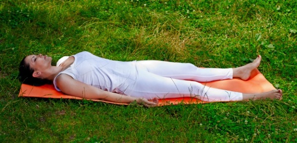 yoga übung gegen seitenspeck relaxieren entspannen ruhe