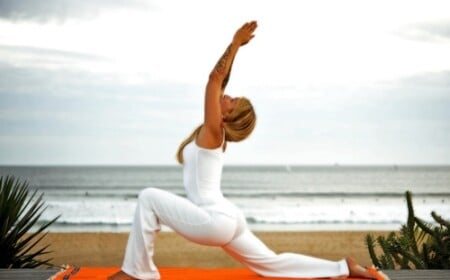 yoga-übungen-asanas-meer-natur-harmonie-welt-frau