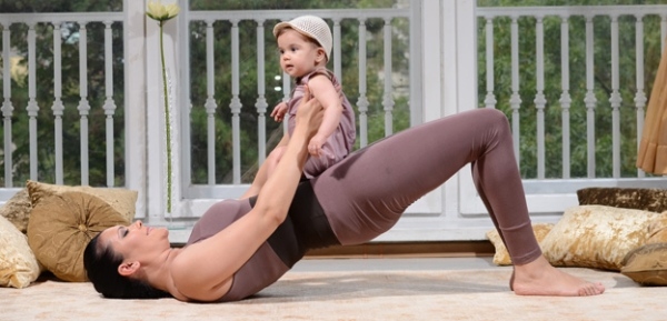 yoga übungen auch mit baby sich nach oben biegen