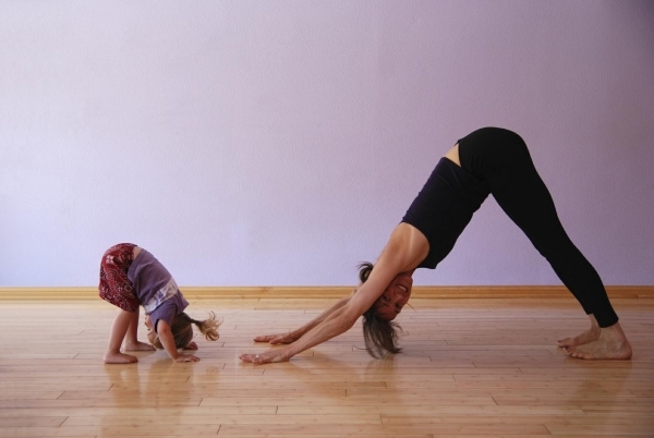 yoga übungen kleine tochter zusammen pose lernen ausführen