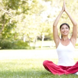 yoga-übungen-richtig-atmen-entspannen-natur-umgeben-tipps