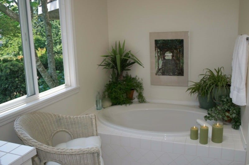 zimmerpflanzen-deko badezimmer wanne kerzen gruen romantik rattan stuhl