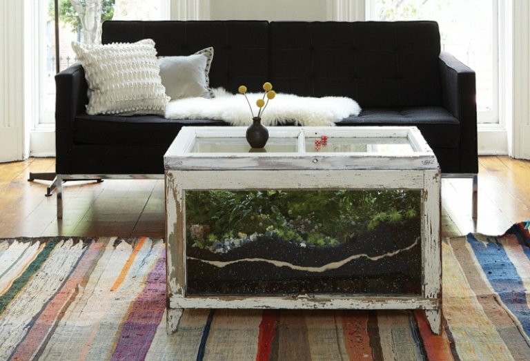 zimmerpflanzen-deko couchtisch terrarium pflanzen shabby sofa teppich