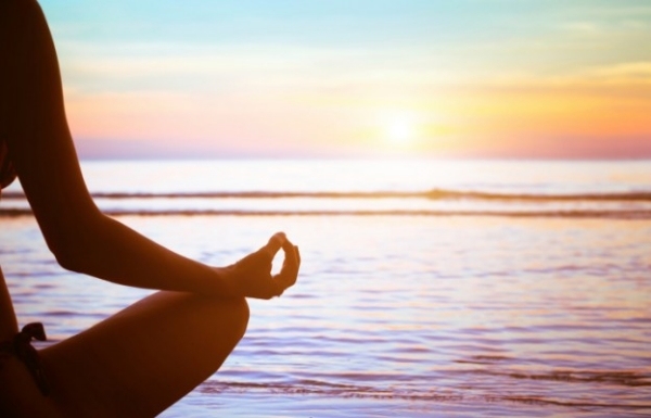 zurückgezogen meditieren-Sonnenaufgang yoga übungen machen