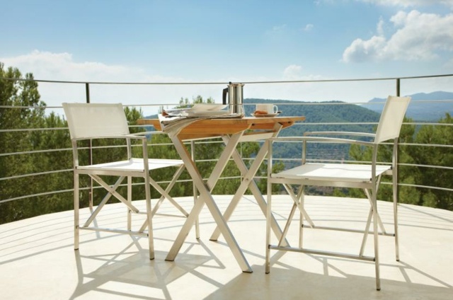 Balkon Garten Terrasse Möbel Klapptisch weiße Stühle Kreuzbeine