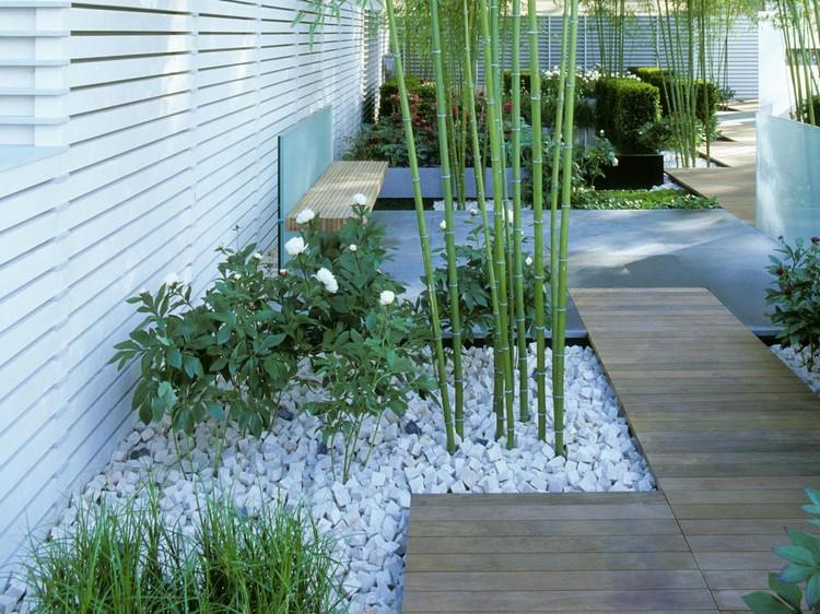 Bambus-Garten-flanzen-ziersteine-weisse-rosen