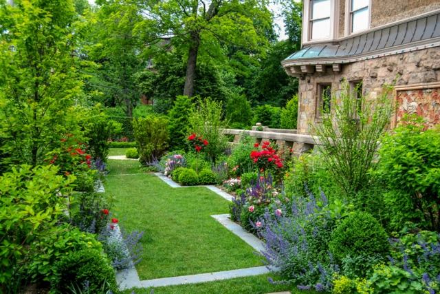  Gestaltungsideen schmaler Garten hohe Sträucher Rasenkantensteine verlegen